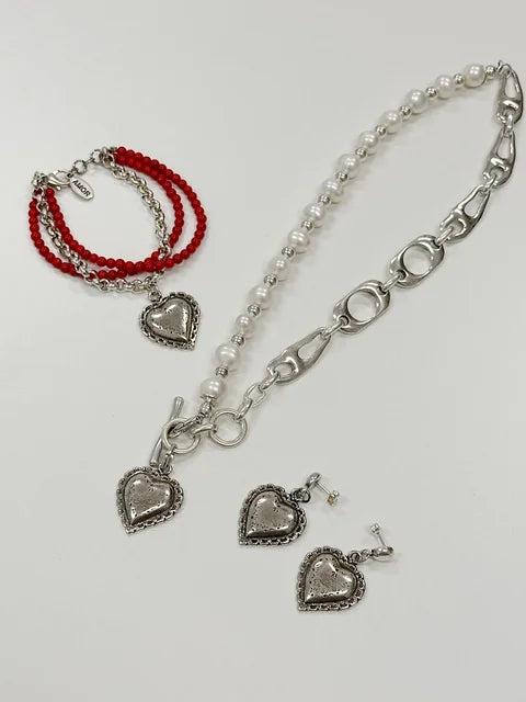 Otro Accesorio -heart with pearl necklace