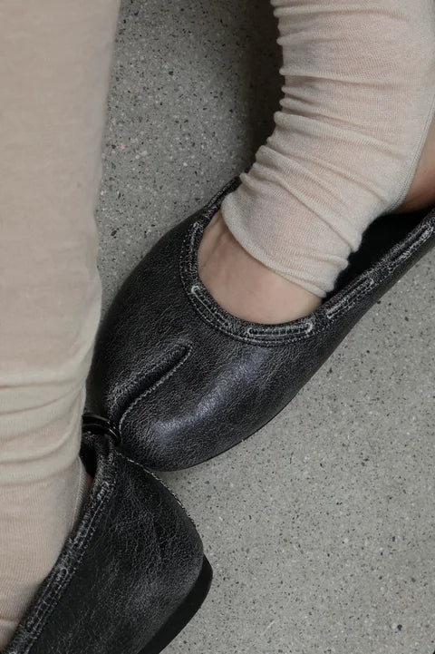 ()PAES Leather String Flat