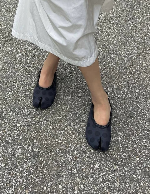 ()PAES Tabi Dot Flats