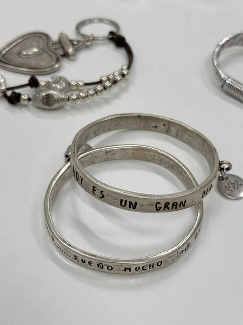 Otro Accesorio - Vintage Writing Bangle